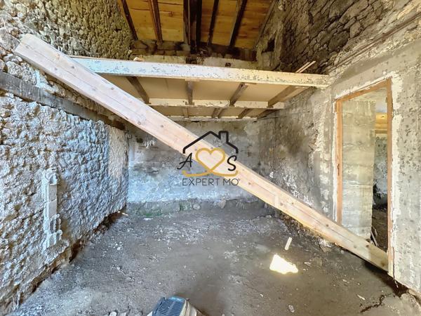 Domaize (63520) Grange à rénover à Domaize