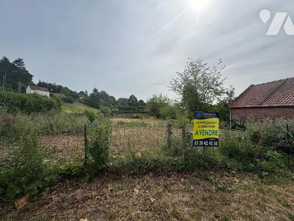 Parcelle de terrain à bâtir d'une superficie de 855m² situé au pied de Cassel
Équipements :  c...