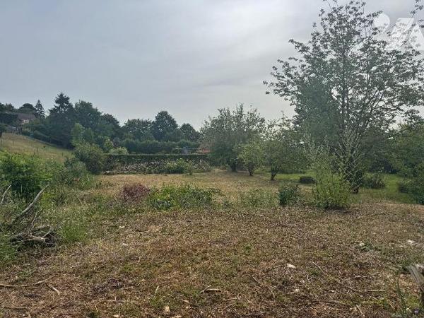 Parcelle de terrain à bâtir d'une superficie de 855m² situé au pied de Cassel
Équipements :  c...