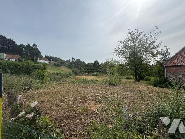 Parcelle de terrain à bâtir d'une superficie de 855m² situé au pied de Cassel
Équipements :  c...