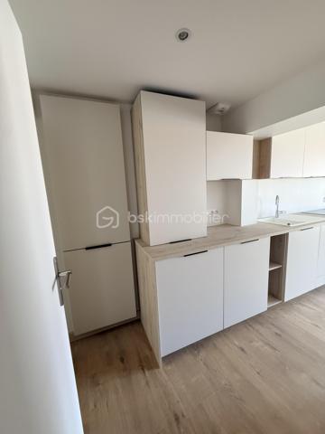 Emplacement recherché, prestations de qualité et faible copropriété !

En plein cœur de Royan, à seulement 140 mètres du Marché Central et à environ 500 mètres de la plage de la Grande Conche, découvrez cet agréable appartement de 45 m², situé au 1er étage d’une petite copropriété de seulement 4 lots.

Entièrement rénové à neuf avec des matériaux et équipements de qualité, cet appartement offre des prestations soignées et des finitions particulièrement travaillées. Il ne nécessite aucun travaux et propose un cadre de vie confortable, moderne et immédiatement fonctionnel.

Une distribution fonctionnelle

L’appartement se compose de :

• Une belle pièce de vie salon / cuisine, conviviale et lumineuse
• Une chambre
• Une salle d’eau
• Des WC indépendants
• Un balcon, agréable pour profiter d’un espace extérieur en plein centre-ville

Confort et prestations

La rénovation a été réalisée avec une attention particulière portée à la qualité et aux finitions :

• Rénovation complète à neuf
• Climatisation réversible
• Chauffage électrique
• Double vitrage
• Matériaux de qualité
• Finitions soignées
• Balcon
• Appartement prêt à vivre, sans travaux

Une petite copropriété aux charges maîtrisées

L’appartement se situe au sein d’une copropriété intimiste de seulement 4 lots, offrant un environnement calme et des charges de copropriété particulièrement raisonnables, d’environ 640 € par an pour cet appartement.

Un emplacement privilégié à Royan

Son emplacement permet de profiter pleinement de la vie royannaise à pied. Le Marché Central se trouve à seulement 140 mètres, tandis que la plage de la Grande Conche est accessible à environ 500 mètres.

Commerces, restaurants, services, marché et plage sont ainsi à proximité immédiate.

Un appartement clé en main, idéal pour une résidence principale, un pied-à-terre, une résidence secondaire ou un investissement locatif.

La qualité de sa rénovation, son balcon, ses faibles charges et son emplacement en plein centre-ville en font un bien particulièrement attractif.

À découvrir sans tarder !