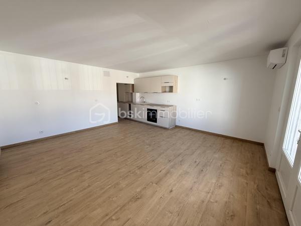 Emplacement recherché, prestations de qualité et faible copropriété !

En plein cœur de Royan, à seulement 140 mètres du Marché Central et à environ 500 mètres de la plage de la Grande Conche, découvrez cet agréable appartement de 45 m², situé au 1er étage d’une petite copropriété de seulement 4 lots.

Entièrement rénové à neuf avec des matériaux et équipements de qualité, cet appartement offre des prestations soignées et des finitions particulièrement travaillées. Il ne nécessite aucun travaux et propose un cadre de vie confortable, moderne et immédiatement fonctionnel.

Une distribution fonctionnelle

L’appartement se compose de :

• Une belle pièce de vie salon / cuisine, conviviale et lumineuse
• Une chambre
• Une salle d’eau
• Des WC indépendants
• Un balcon, agréable pour profiter d’un espace extérieur en plein centre-ville

Confort et prestations

La rénovation a été réalisée avec une attention particulière portée à la qualité et aux finitions :

• Rénovation complète à neuf
• Climatisation réversible
• Chauffage électrique
• Double vitrage
• Matériaux de qualité
• Finitions soignées
• Balcon
• Appartement prêt à vivre, sans travaux

Une petite copropriété aux charges maîtrisées

L’appartement se situe au sein d’une copropriété intimiste de seulement 4 lots, offrant un environnement calme et des charges de copropriété particulièrement raisonnables, d’environ 640 € par an pour cet appartement.

Un emplacement privilégié à Royan

Son emplacement permet de profiter pleinement de la vie royannaise à pied. Le Marché Central se trouve à seulement 140 mètres, tandis que la plage de la Grande Conche est accessible à environ 500 mètres.

Commerces, restaurants, services, marché et plage sont ainsi à proximité immédiate.

Un appartement clé en main, idéal pour une résidence principale, un pied-à-terre, une résidence secondaire ou un investissement locatif.

La qualité de sa rénovation, son balcon, ses faibles charges et son emplacement en plein centre-ville en font un bien particulièrement attractif.

À découvrir sans tarder !
