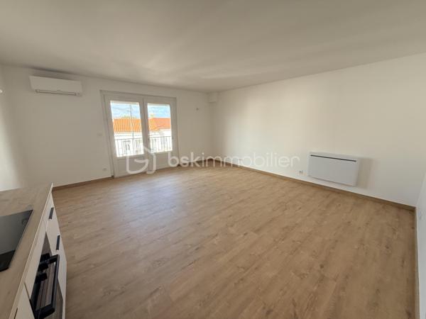 Emplacement recherché, prestations de qualité et faible copropriété !

En plein cœur de Royan, à seulement 140 mètres du Marché Central et à environ 500 mètres de la plage de la Grande Conche, découvrez cet agréable appartement de 45 m², situé au 1er étage d’une petite copropriété de seulement 4 lots.

Entièrement rénové à neuf avec des matériaux et équipements de qualité, cet appartement offre des prestations soignées et des finitions particulièrement travaillées. Il ne nécessite aucun travaux et propose un cadre de vie confortable, moderne et immédiatement fonctionnel.

Une distribution fonctionnelle

L’appartement se compose de :

• Une belle pièce de vie salon / cuisine, conviviale et lumineuse
• Une chambre
• Une salle d’eau
• Des WC indépendants
• Un balcon, agréable pour profiter d’un espace extérieur en plein centre-ville

Confort et prestations

La rénovation a été réalisée avec une attention particulière portée à la qualité et aux finitions :

• Rénovation complète à neuf
• Climatisation réversible
• Chauffage électrique
• Double vitrage
• Matériaux de qualité
• Finitions soignées
• Balcon
• Appartement prêt à vivre, sans travaux

Une petite copropriété aux charges maîtrisées

L’appartement se situe au sein d’une copropriété intimiste de seulement 4 lots, offrant un environnement calme et des charges de copropriété particulièrement raisonnables, d’environ 640 € par an pour cet appartement.

Un emplacement privilégié à Royan

Son emplacement permet de profiter pleinement de la vie royannaise à pied. Le Marché Central se trouve à seulement 140 mètres, tandis que la plage de la Grande Conche est accessible à environ 500 mètres.

Commerces, restaurants, services, marché et plage sont ainsi à proximité immédiate.

Un appartement clé en main, idéal pour une résidence principale, un pied-à-terre, une résidence secondaire ou un investissement locatif.

La qualité de sa rénovation, son balcon, ses faibles charges et son emplacement en plein centre-ville en font un bien particulièrement attractif.

À découvrir sans tarder !