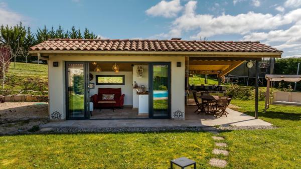 Villa spacieuse, jardin arboré, piscine