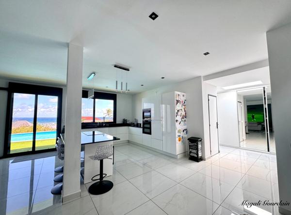 EN EXCLUSIVITE - A VENDRE - PROPRIETE D'EXCEPTION AVEC VUE MER IMPRENABLE & STUDIO ATTENANT - SAINTE ANNE