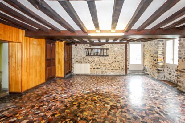 Saint-Ouën-des-Toits (53410) Maison comprenant une appartement et ancien commerce