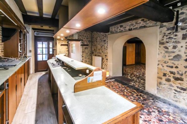 Saint-Ouën-des-Toits (53410) Maison comprenant une appartement et ancien commerce