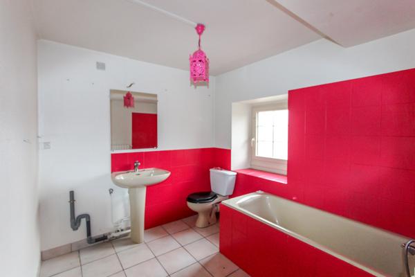 Saint-Ouën-des-Toits (53410) Maison comprenant une appartement et ancien commerce