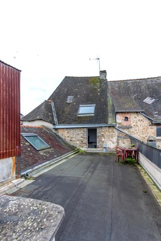 Saint-Ouën-des-Toits (53410) Maison comprenant une appartement et ancien commerce