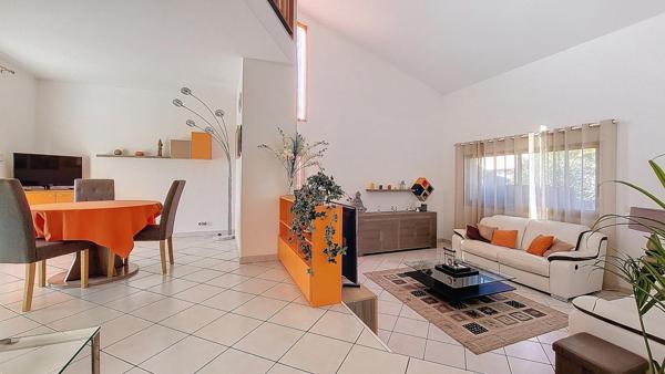 SUPERBE VILLA 4 FACES - 3 CHAMBRES - PISCINE -