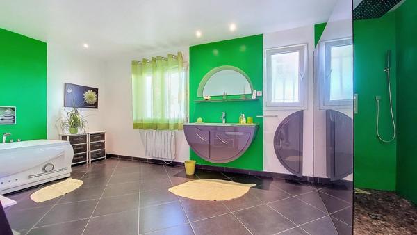 SUPERBE VILLA 4 FACES - 3 CHAMBRES - PISCINE -