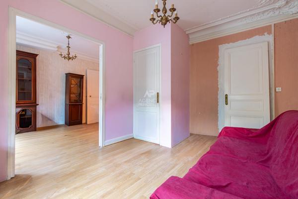 PARIS 18EME - RUE ORDENER - A RENOVER 210 000 € **  - Référence  6892-NG