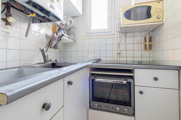 PARIS 18EME - RUE ORDENER - A RENOVER 210 000 € **  - Référence  6892-NG