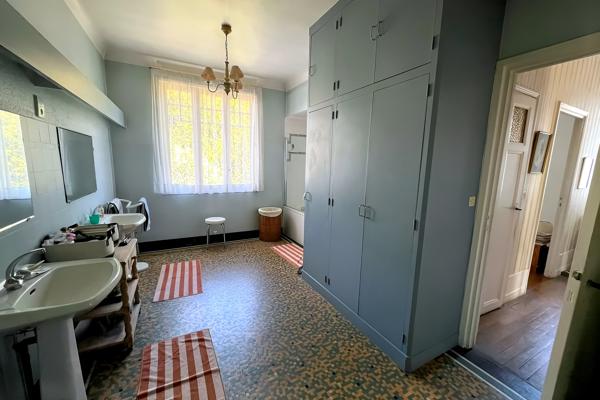 Maison
                                                                                                                                                                                                                                                                                                                        10 pièce(s)                                                                                                                                                                                                          8 chambre(s)                                                                                                                                                                                                          331  m²