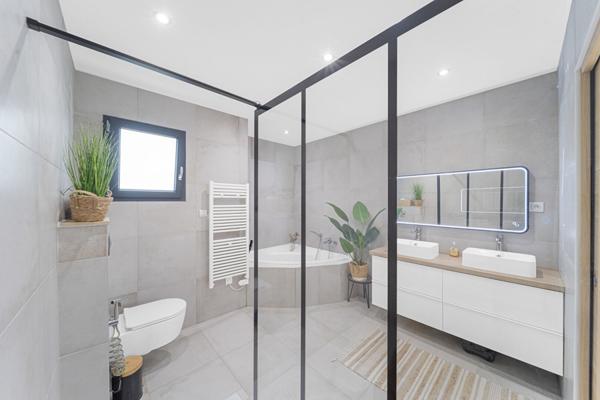 Maison contemporaine de plain-pied à vendre à Chatenoy en Bresse - 4 chambres, piscine et garage