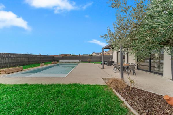 Maison contemporaine de plain-pied à vendre à Chatenoy en Bresse - 4 chambres, piscine et garage