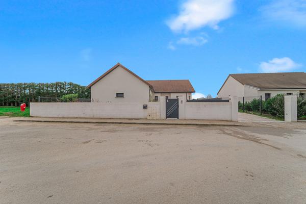 Maison contemporaine de plain-pied à vendre à Chatenoy en Bresse - 4 chambres, piscine et garage