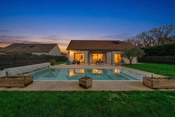 Maison contemporaine de plain-pied à vendre à Chatenoy en Bresse - 4 chambres, piscine et garage