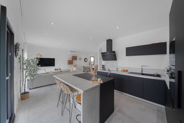 Maison contemporaine de plain-pied à vendre à Chatenoy en Bresse - 4 chambres, piscine et garage