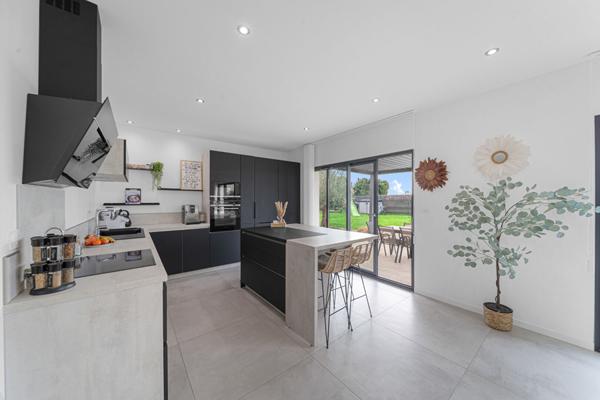 Maison contemporaine de plain-pied à vendre à Chatenoy en Bresse - 4 chambres, piscine et garage