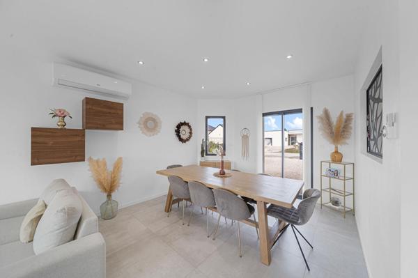 Maison contemporaine de plain-pied à vendre à Chatenoy en Bresse - 4 chambres, piscine et garage