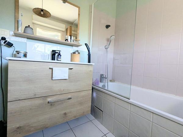 Maison lumineuse avec jardin et garage ? Idéal investisseur ? Saint-Quentin-de-Baron (30 min de Bordeaux)