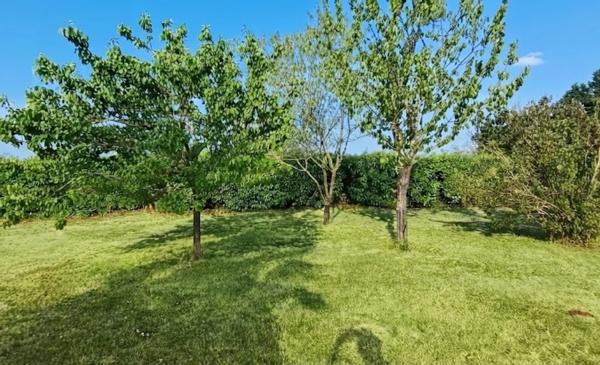 Maison à vendre 4 pièces  (16) FLEAC  3 chambres, garage, véranda et terrain
