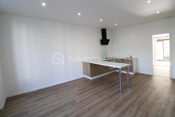Vous cherchez un bien clé en main, sans travaux et idéalement situé ? Ne cherchez plus !
Découvrez à Nangis, proche du centre ville, ce charmant 2 pièces lumineux de 40 m², entièrement rénové, situé en rez de chaussée haut d’une petite copropriété calme de 4 appartements.

✨ Il se compose de :
• Une belle pièce de vie de 28 m² avec cuisine aménagée et équipée
• Une chambre avec salle d’eau
• Un WC
• Une véranda
• Une dépendance/buanderie
• Un jardin privatif

📍 Emplacement idéal :
À seulement quelques minutes à pied de la gare (Paris en 45 min via le Transilien P 🚆), proche du centre ville, des commerces, supermarché et écoles (maternelle au lycée).

💡 Les + qui font la différence :
✔ Appartement entièrement rénové – aucun travaux à prévoir
✔ Double vitrage PVC + volets roulants électriques
✔ DPE : C
✔ Petite copropriété
✔ Faibles charges

💼 Parfait pour un premier achat ou un investissement locatif rentable !

📞 À visiter sans tarder !