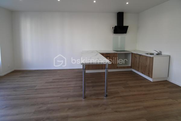 Vous cherchez un bien clé en main, sans travaux et idéalement situé ? Ne cherchez plus !
Découvrez à Nangis, proche du centre ville, ce charmant 2 pièces lumineux de 40 m², entièrement rénové, situé en rez de chaussée haut d’une petite copropriété calme de 4 appartements.

✨ Il se compose de :
• Une belle pièce de vie de 28 m² avec cuisine aménagée et équipée
• Une chambre avec salle d’eau
• Un WC
• Une véranda
• Une dépendance/buanderie
• Un jardin privatif

📍 Emplacement idéal :
À seulement quelques minutes à pied de la gare (Paris en 45 min via le Transilien P 🚆), proche du centre ville, des commerces, supermarché et écoles (maternelle au lycée).

💡 Les + qui font la différence :
✔ Appartement entièrement rénové – aucun travaux à prévoir
✔ Double vitrage PVC + volets roulants électriques
✔ DPE : C
✔ Petite copropriété
✔ Faibles charges

💼 Parfait pour un premier achat ou un investissement locatif rentable !

📞 À visiter sans tarder !