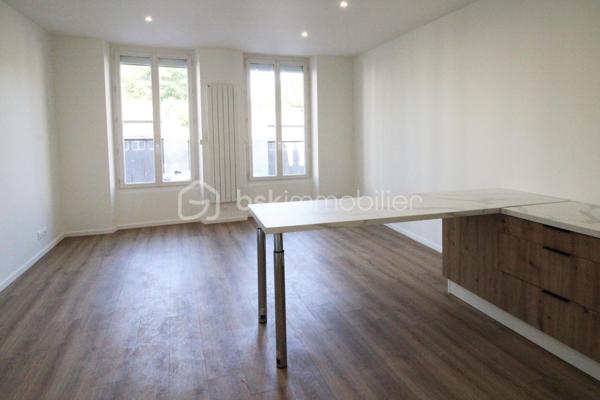 Vous cherchez un bien clé en main, sans travaux et idéalement situé ? Ne cherchez plus !
Découvrez à Nangis, proche du centre ville, ce charmant 2 pièces lumineux de 40 m², entièrement rénové, situé en rez de chaussée haut d’une petite copropriété calme de 4 appartements.

✨ Il se compose de :
• Une belle pièce de vie de 28 m² avec cuisine aménagée et équipée
• Une chambre avec salle d’eau
• Un WC
• Une véranda
• Une dépendance/buanderie
• Un jardin privatif

📍 Emplacement idéal :
À seulement quelques minutes à pied de la gare (Paris en 45 min via le Transilien P 🚆), proche du centre ville, des commerces, supermarché et écoles (maternelle au lycée).

💡 Les + qui font la différence :
✔ Appartement entièrement rénové – aucun travaux à prévoir
✔ Double vitrage PVC + volets roulants électriques
✔ DPE : C
✔ Petite copropriété
✔ Faibles charges

💼 Parfait pour un premier achat ou un investissement locatif rentable !

📞 À visiter sans tarder !