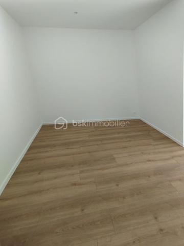 Vous cherchez un bien clé en main, sans travaux et idéalement situé ? Ne cherchez plus !
Découvrez à Nangis, proche du centre ville, ce charmant 2 pièces lumineux de 40 m², entièrement rénové, situé en rez de chaussée haut d’une petite copropriété calme de 4 appartements.

✨ Il se compose de :
• Une belle pièce de vie de 28 m² avec cuisine aménagée et équipée
• Une chambre avec salle d’eau
• Un WC
• Une véranda
• Une dépendance/buanderie
• Un jardin privatif

📍 Emplacement idéal :
À seulement quelques minutes à pied de la gare (Paris en 45 min via le Transilien P 🚆), proche du centre ville, des commerces, supermarché et écoles (maternelle au lycée).

💡 Les + qui font la différence :
✔ Appartement entièrement rénové – aucun travaux à prévoir
✔ Double vitrage PVC + volets roulants électriques
✔ DPE : C
✔ Petite copropriété
✔ Faibles charges

💼 Parfait pour un premier achat ou un investissement locatif rentable !

📞 À visiter sans tarder !
