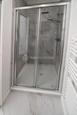 Vous cherchez un bien clé en main, sans travaux et idéalement situé ? Ne cherchez plus !
Découvrez à Nangis, proche du centre ville, ce charmant 2 pièces lumineux de 40 m², entièrement rénové, situé en rez de chaussée haut d’une petite copropriété calme de 4 appartements.

✨ Il se compose de :
• Une belle pièce de vie de 28 m² avec cuisine aménagée et équipée
• Une chambre avec salle d’eau
• Un WC
• Une véranda
• Une dépendance/buanderie
• Un jardin privatif

📍 Emplacement idéal :
À seulement quelques minutes à pied de la gare (Paris en 45 min via le Transilien P 🚆), proche du centre ville, des commerces, supermarché et écoles (maternelle au lycée).

💡 Les + qui font la différence :
✔ Appartement entièrement rénové – aucun travaux à prévoir
✔ Double vitrage PVC + volets roulants électriques
✔ DPE : C
✔ Petite copropriété
✔ Faibles charges

💼 Parfait pour un premier achat ou un investissement locatif rentable !

📞 À visiter sans tarder !