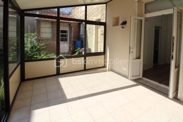 Vous cherchez un bien clé en main, sans travaux et idéalement situé ? Ne cherchez plus !
Découvrez à Nangis, proche du centre ville, ce charmant 2 pièces lumineux de 40 m², entièrement rénové, situé en rez de chaussée haut d’une petite copropriété calme de 4 appartements.

✨ Il se compose de :
• Une belle pièce de vie de 28 m² avec cuisine aménagée et équipée
• Une chambre avec salle d’eau
• Un WC
• Une véranda
• Une dépendance/buanderie
• Un jardin privatif

📍 Emplacement idéal :
À seulement quelques minutes à pied de la gare (Paris en 45 min via le Transilien P 🚆), proche du centre ville, des commerces, supermarché et écoles (maternelle au lycée).

💡 Les + qui font la différence :
✔ Appartement entièrement rénové – aucun travaux à prévoir
✔ Double vitrage PVC + volets roulants électriques
✔ DPE : C
✔ Petite copropriété
✔ Faibles charges

💼 Parfait pour un premier achat ou un investissement locatif rentable !

📞 À visiter sans tarder !