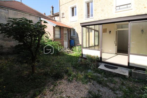 Vous cherchez un bien clé en main, sans travaux et idéalement situé ? Ne cherchez plus !
Découvrez à Nangis, proche du centre ville, ce charmant 2 pièces lumineux de 40 m², entièrement rénové, situé en rez de chaussée haut d’une petite copropriété calme de 4 appartements.

✨ Il se compose de :
• Une belle pièce de vie de 28 m² avec cuisine aménagée et équipée
• Une chambre avec salle d’eau
• Un WC
• Une véranda
• Une dépendance/buanderie
• Un jardin privatif

📍 Emplacement idéal :
À seulement quelques minutes à pied de la gare (Paris en 45 min via le Transilien P 🚆), proche du centre ville, des commerces, supermarché et écoles (maternelle au lycée).

💡 Les + qui font la différence :
✔ Appartement entièrement rénové – aucun travaux à prévoir
✔ Double vitrage PVC + volets roulants électriques
✔ DPE : C
✔ Petite copropriété
✔ Faibles charges

💼 Parfait pour un premier achat ou un investissement locatif rentable !

📞 À visiter sans tarder !