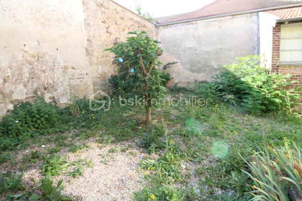 Vous cherchez un bien clé en main, sans travaux et idéalement situé ? Ne cherchez plus !
Découvrez à Nangis, proche du centre ville, ce charmant 2 pièces lumineux de 40 m², entièrement rénové, situé en rez de chaussée haut d’une petite copropriété calme de 4 appartements.

✨ Il se compose de :
• Une belle pièce de vie de 28 m² avec cuisine aménagée et équipée
• Une chambre avec salle d’eau
• Un WC
• Une véranda
• Une dépendance/buanderie
• Un jardin privatif

📍 Emplacement idéal :
À seulement quelques minutes à pied de la gare (Paris en 45 min via le Transilien P 🚆), proche du centre ville, des commerces, supermarché et écoles (maternelle au lycée).

💡 Les + qui font la différence :
✔ Appartement entièrement rénové – aucun travaux à prévoir
✔ Double vitrage PVC + volets roulants électriques
✔ DPE : C
✔ Petite copropriété
✔ Faibles charges

💼 Parfait pour un premier achat ou un investissement locatif rentable !

📞 À visiter sans tarder !