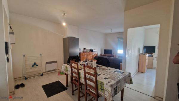 Immeuble à SAINT-JEAN-D'ANGELY, 17400 - 79m²