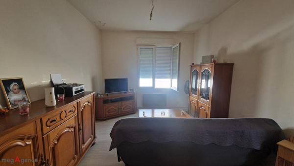 Immeuble à SAINT-JEAN-D'ANGELY, 17400 - 79m²