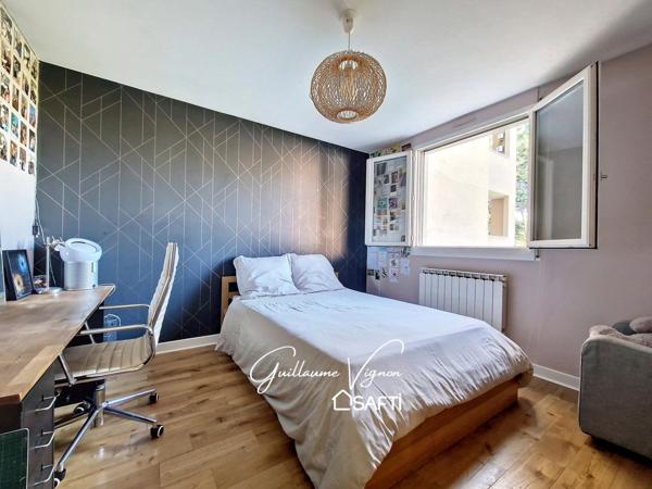 T4 traversant rénové dans une résidence unique