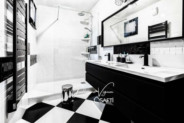 T4 traversant rénové dans une résidence unique