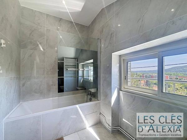 MAISON FAMILIALE DE 120 M² AVEC GARAGE ET SOUS-SOL COMPLET