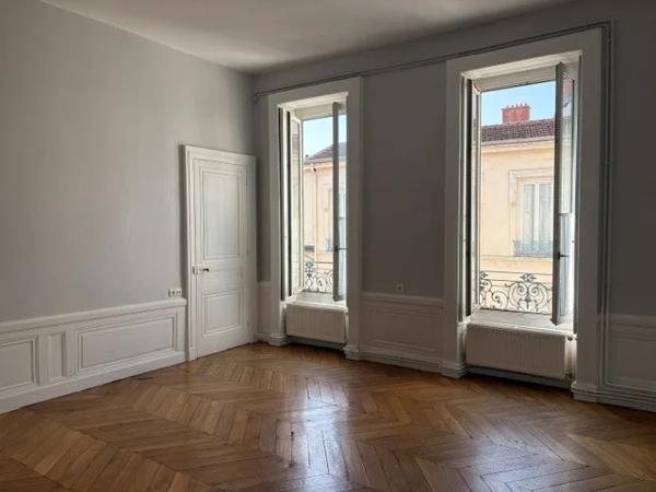 APPARTEMENT T5 A LOUER - LYON 6EME ARRONDISSEMENT Moliere 105.97 m 2 1 720 € charges comprises par mois