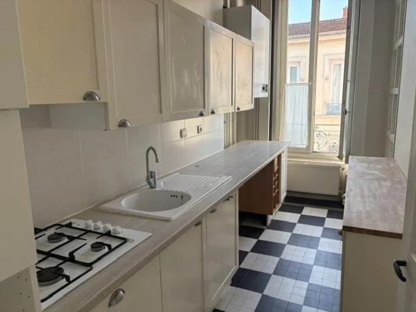 APPARTEMENT T5 A LOUER - LYON 6EME ARRONDISSEMENT Moliere 105.97 m 2 1 720 € charges comprises par mois