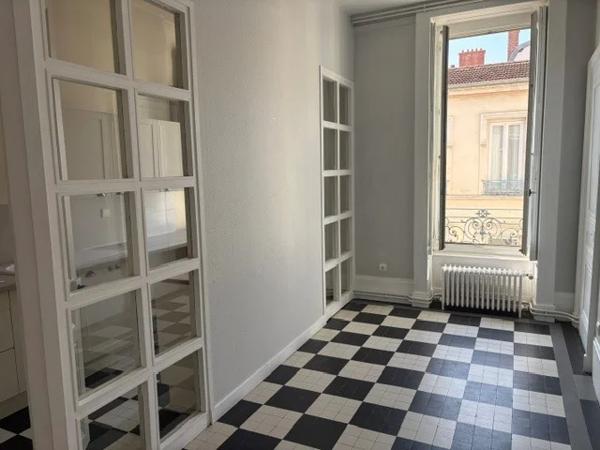 APPARTEMENT T5 A LOUER - LYON 6EME ARRONDISSEMENT Moliere 105.97 m 2 1 720 € charges comprises par mois