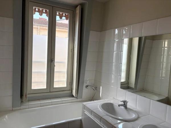 APPARTEMENT T5 A LOUER - LYON 6EME ARRONDISSEMENT Moliere 105.97 m 2 1 720 € charges comprises par mois