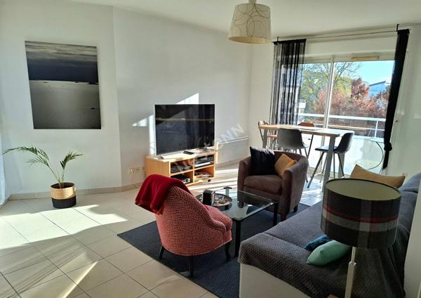 Orvault Haute Vallée/Praudière : En vente ! Appartement T3 2 chambres de 67 m² à proximité de toutes les commodités / dernier étage terrasse / ascenseur / Garage double