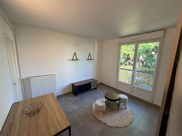 Studio meublé de 27 m² situé à Saint-Jean-de-la-Ruelle avec balcon et parkings