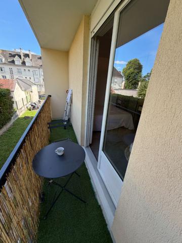 Studio meublé de 27 m² situé à Saint-Jean-de-la-Ruelle avec balcon et parkings