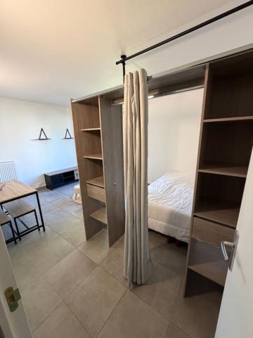 Studio meublé de 27 m² situé à Saint-Jean-de-la-Ruelle avec balcon et parkings