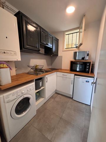 Studio meublé de 27 m² situé à Saint-Jean-de-la-Ruelle avec balcon et parkings