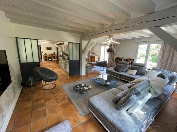 Maison
                                                                                                                                                                                                                                                                                                                        8 pièce(s)                                                                                                                                                                                                          5 chambre(s)                                                                                                                                                                                                          300  m²